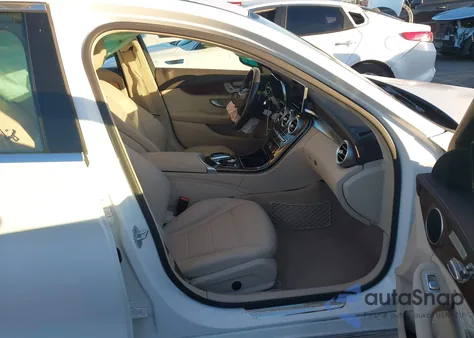 2015 Mercedes-Benz C 300 Luxury 4Matic z USA, uszkodzony, nr VIN 55SWF4KB0FU042370